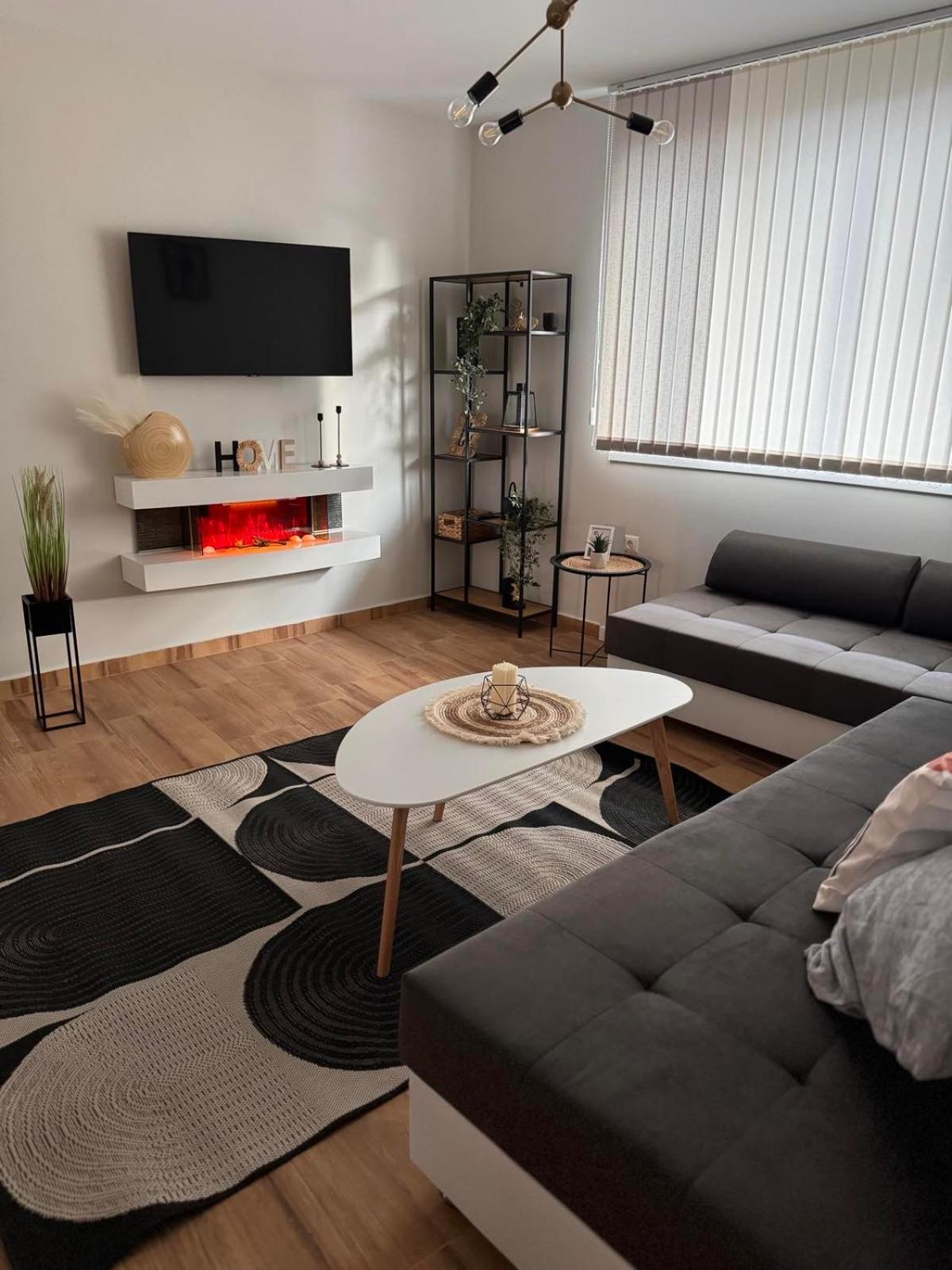 Goldy Central Beach Apartment With Private Garden Burgas Stad Buitenkant foto