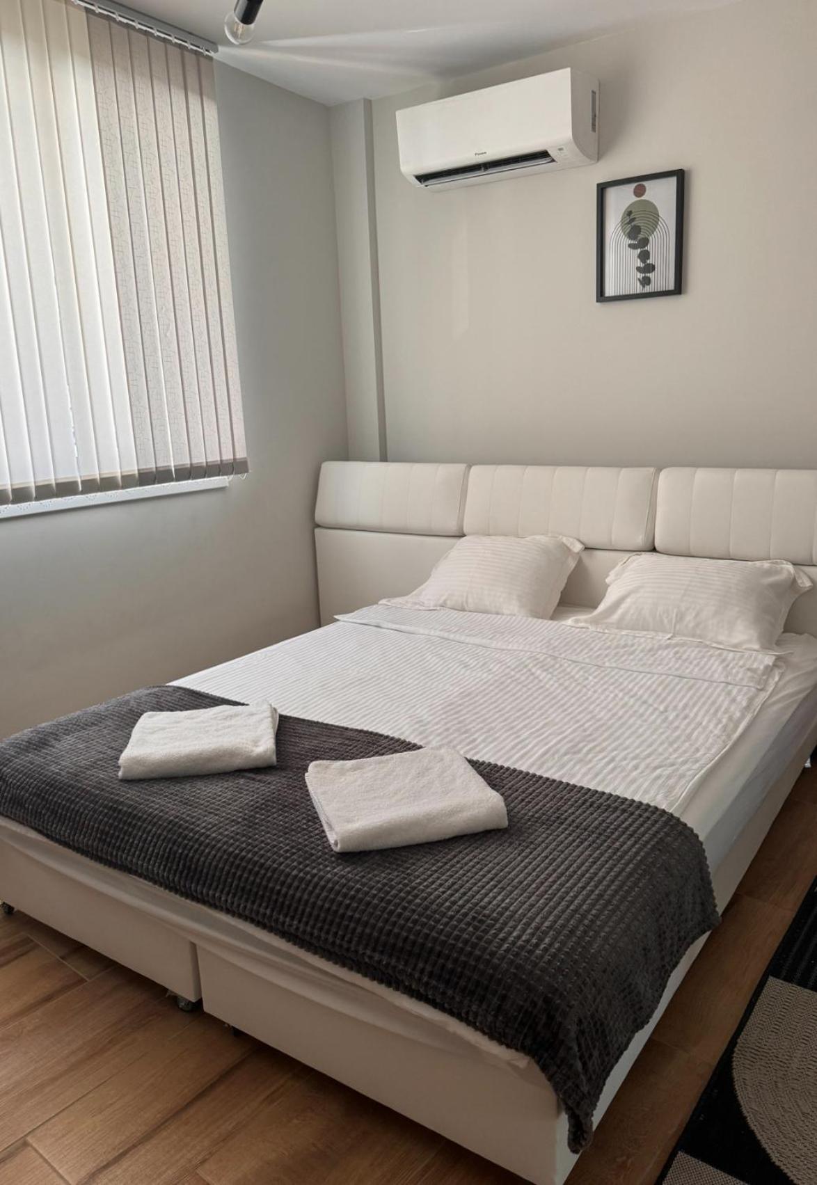 Goldy Central Beach Apartment With Private Garden Burgas Stad Buitenkant foto